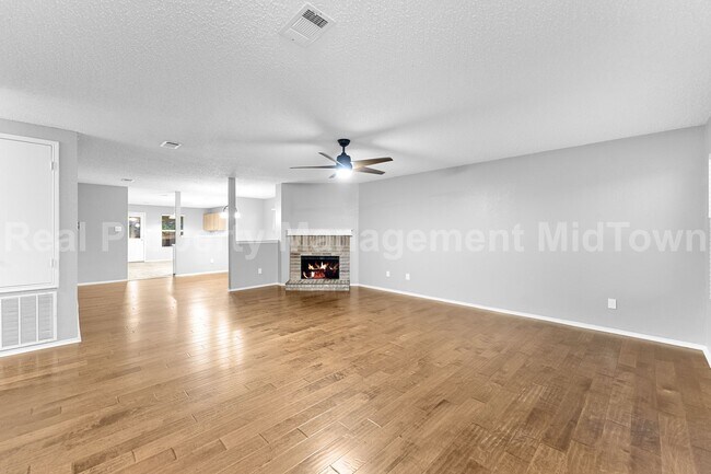 Building Photo - Charming 3-Bedroom Home in Arlington – Man...