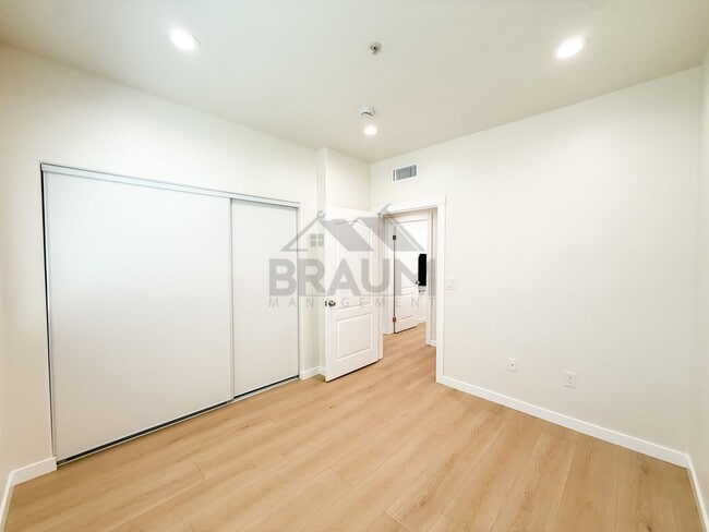 Building Photo - 10849 Fruitland Dr