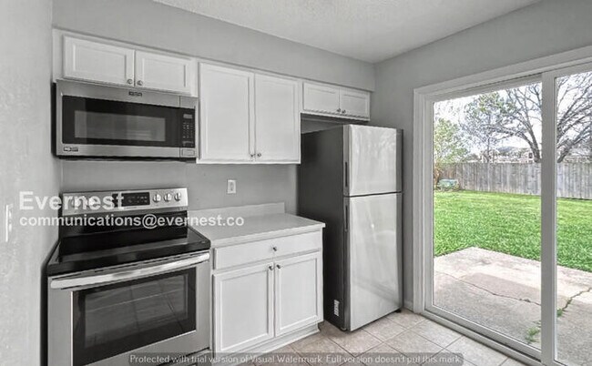 Foto del edificio - 3 Bed, 2 Bath Home with Fenced Yard & Garage / Pet-Friendly / Available Now!