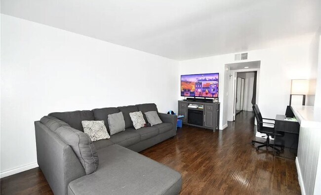Foto del edificio - FRESHLY PAINTED CONDO IS MOVE-IN READY! EN...