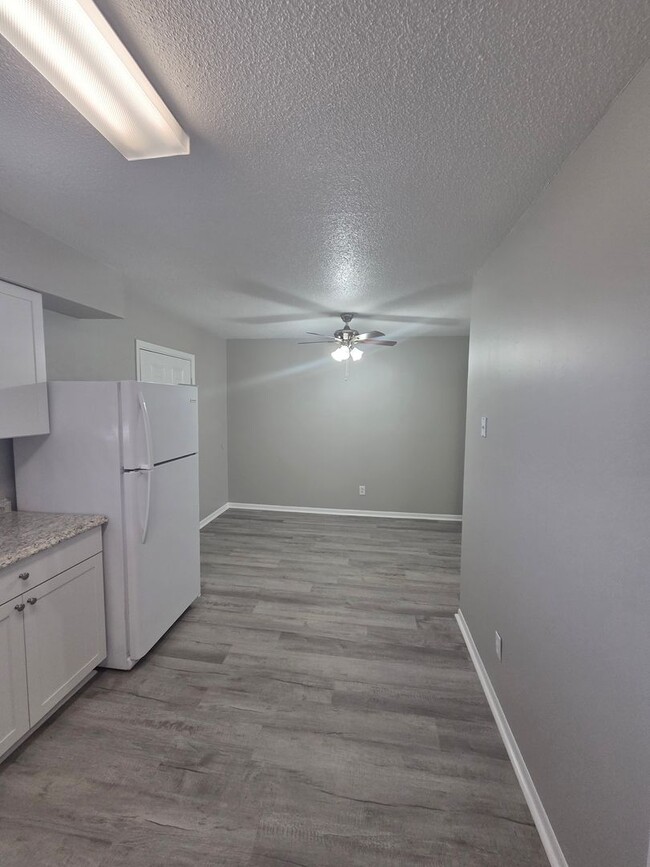 Foto del edificio - Beautifully Updated 2-Bedroom Townhome with Washer/Dryer Hookups!