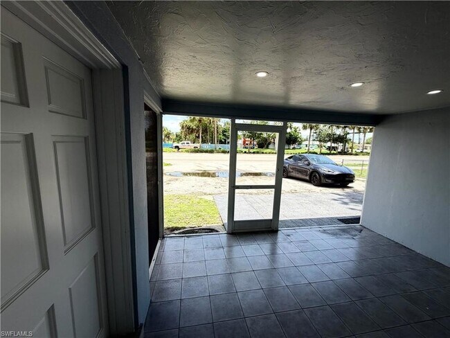 Foto del edificio - 4375 Golden Gate Pkwy