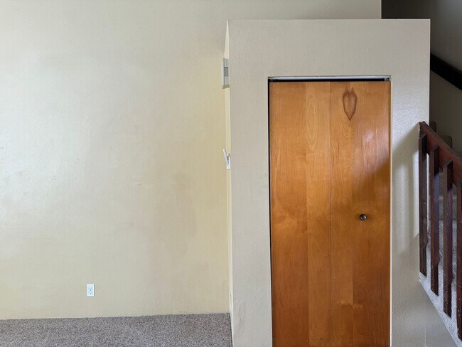 Building Photo - 2 bedroom 1.5 bath duplex