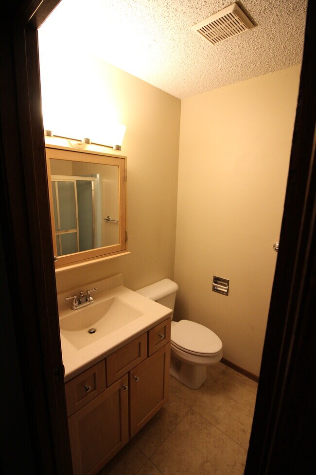 Building Photo - 1441 Valley View Dr