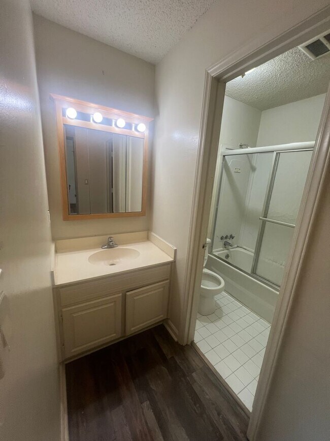 Foto del edificio - Spacious One Bedroom Unit