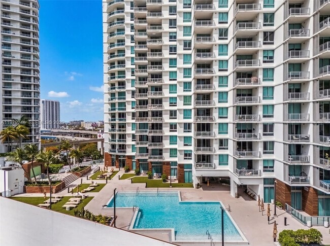 Foto del edificio - 350 S Miami Ave