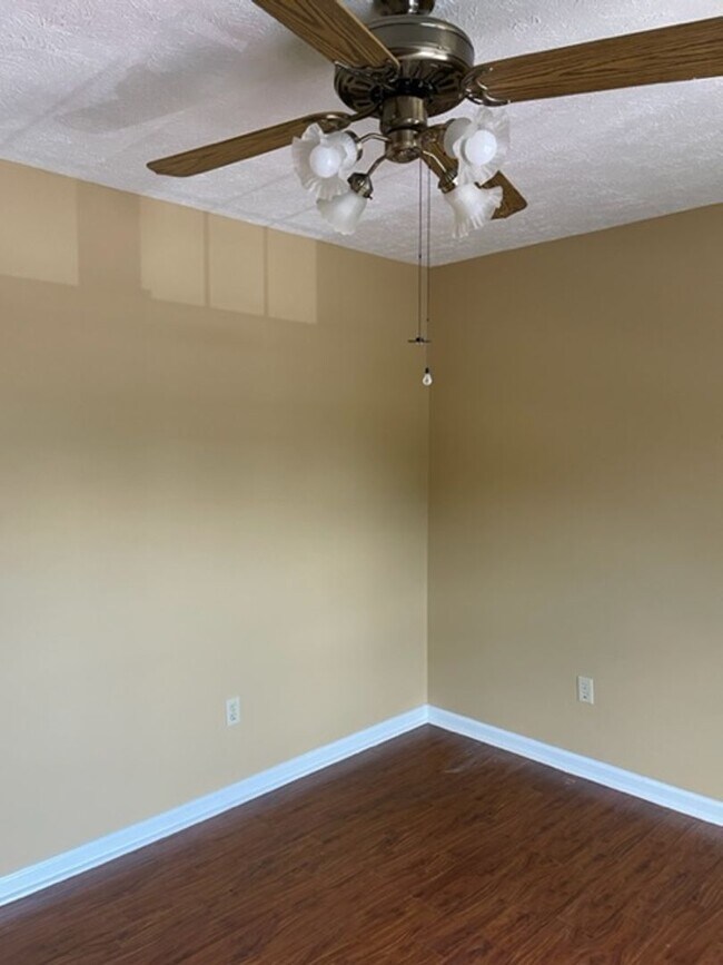 Building Photo - Quaint Towne Home close to all!