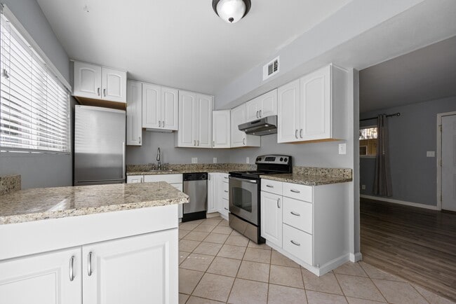 Building Photo - 1615 Cottonwood Dr