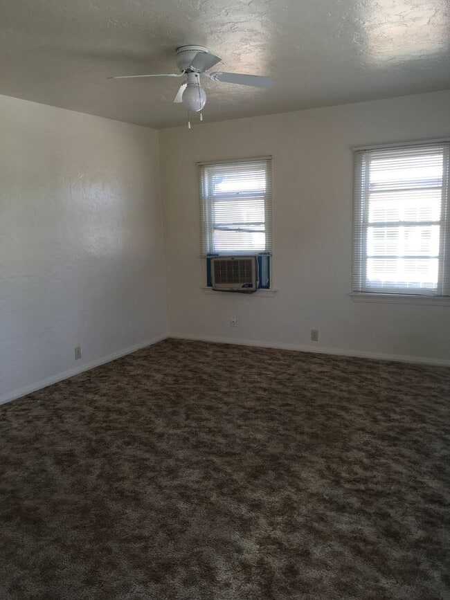 Foto del edificio - 2 bedroom downtown home with fenced yard