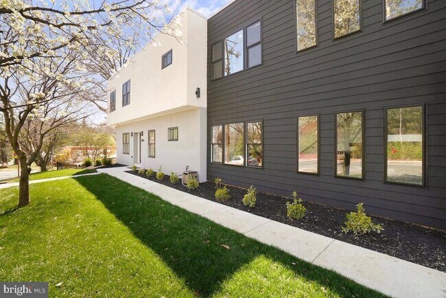 Foto del edificio - 8618 Jones Mill Rd