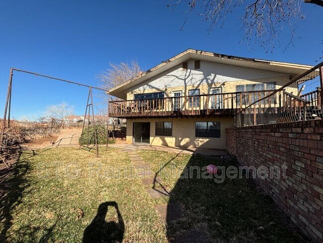 Foto del edificio - 325 N Main St