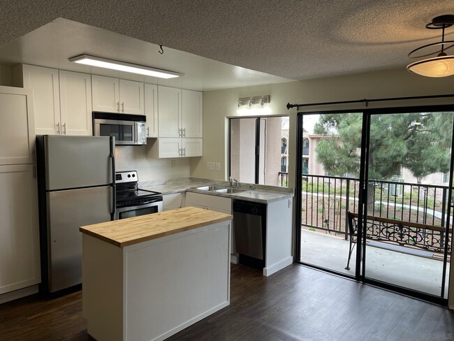 Building Photo - 7858 Cowles Mountain Ct