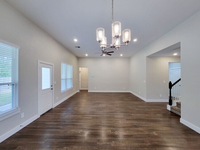 Foto del edificio - Very functional floor plan, has game room/home office, covered back patio on a big lot. Primary o...