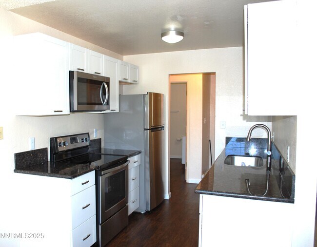 Foto del edificio - 3399 Crystal Ln