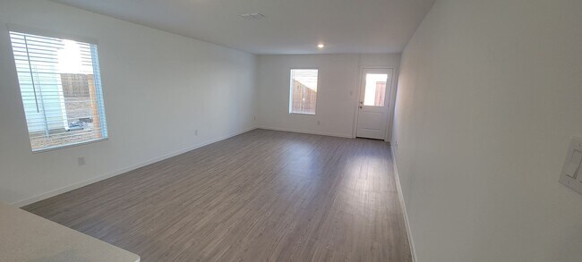 Foto del edificio - Beautiful 3 Bedroom Spacious house for Ren...