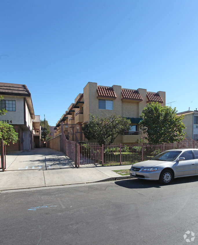 Building Photo - 1118 Kenmore Ave