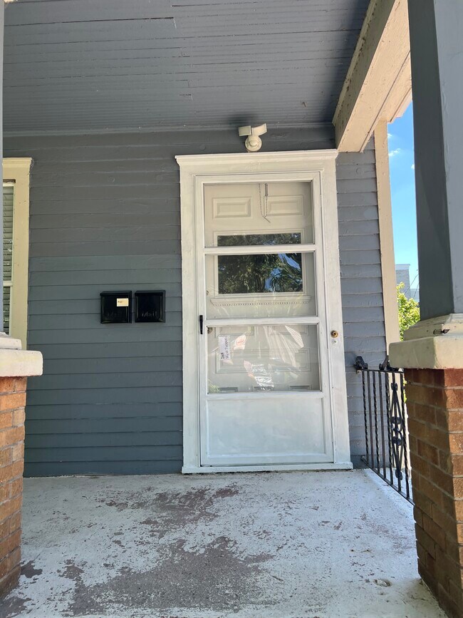 Puerta principal - 268 W Tupper St