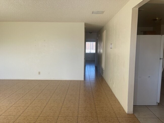 Building Photo - 5 bedroom