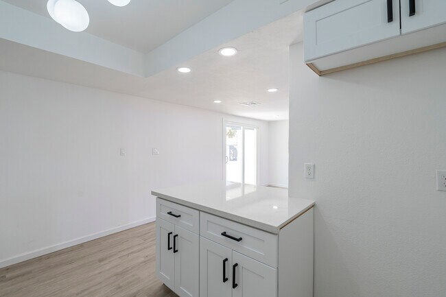 Building Photo - 460 N Longmore