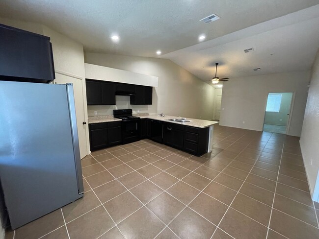 Foto del edificio - 3 Bedroom Townhome in Desert Sky!