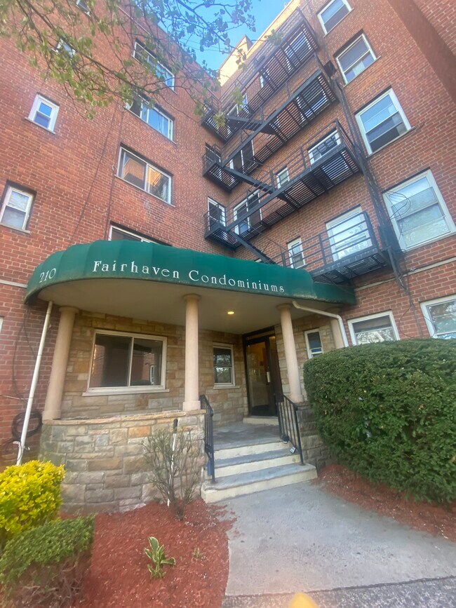 Foto del edificio - 210 Woodcliff Ave