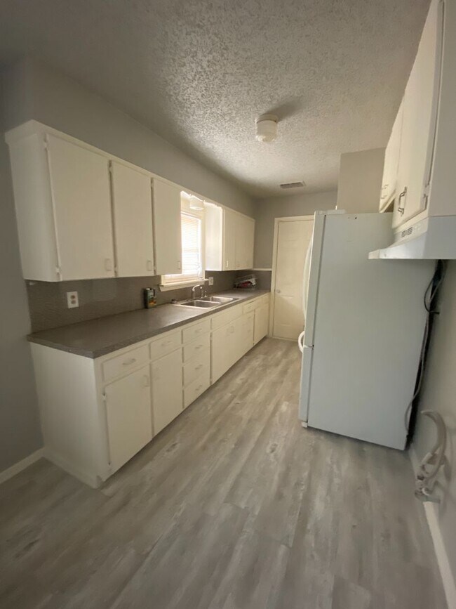 Building Photo - 3 Bed 1 Bath Now Available in east Lubbock