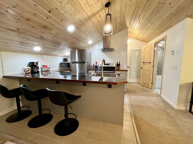 Foto del edificio - Beautiful efficiency apartment with balcony near UAF