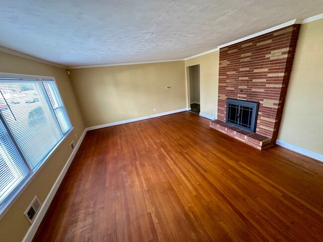 Building Photo - 2 Bedroom 1 Bath Near Chesapeake Square Area