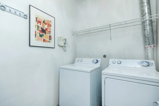 Foto del edificio - 9914 Military Dr W