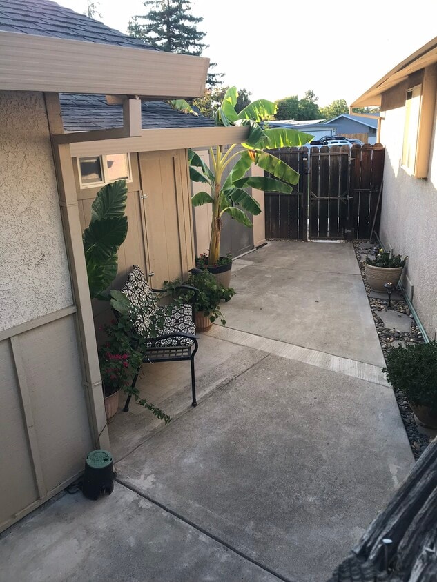 Primary Photo - 170 Santana Dr