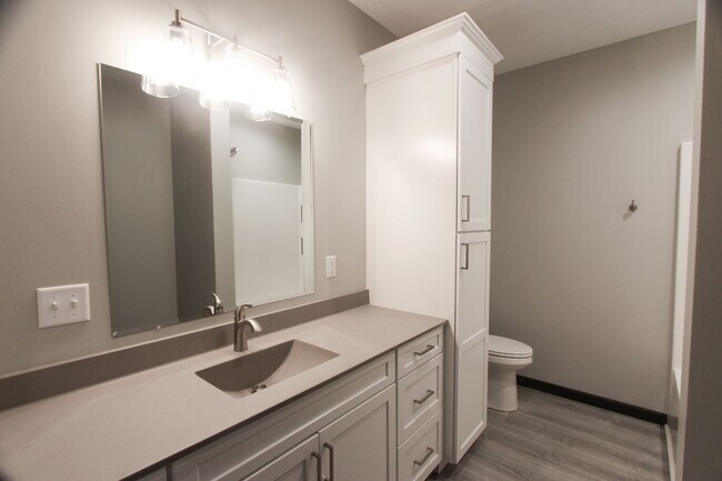 Building Photo - New! Beautiful 2 Bed, 2 Bath Apartment in ...