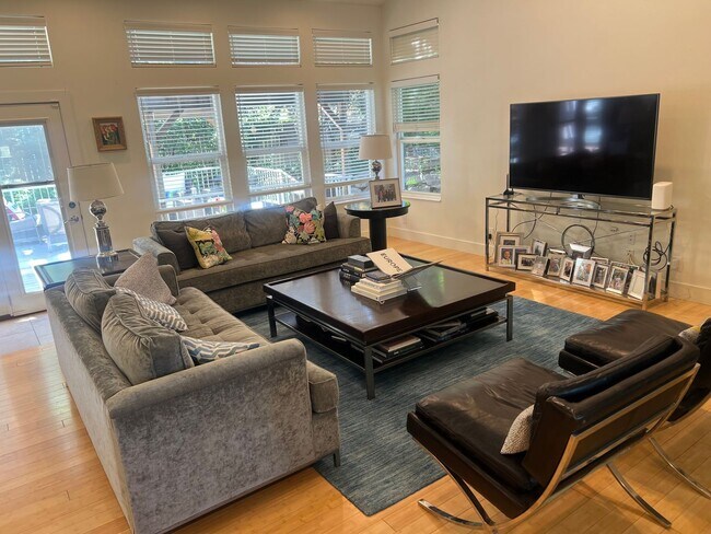 Foto del edificio - Spacious and Modern 5 Bed, 4 Bath Home