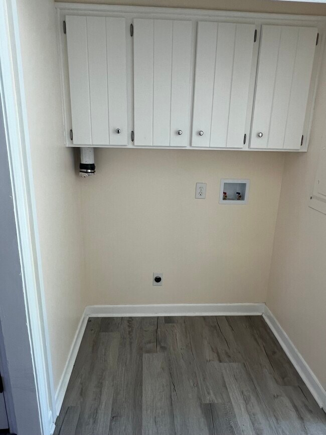 Foto del edificio - 323 E Blackstock Rd