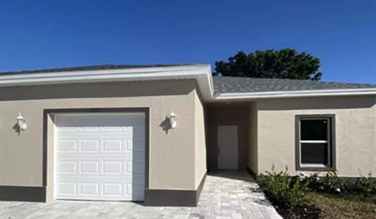 Primary Photo - 1062 San Cristobal Ave