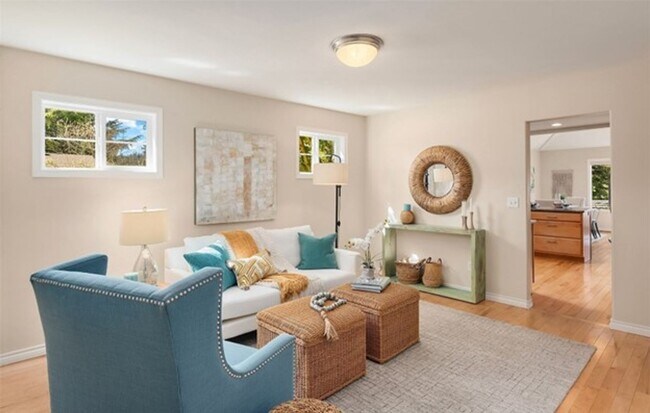 Foto del edificio - Impeccably Maintained and Wonderfully Updated Kenmore Home with 3 Bed and 2.5 Bath