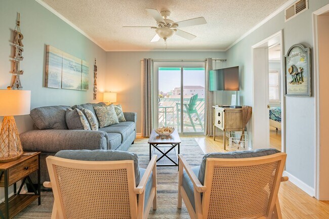 Foto del edificio - OFF-SEASON FURNISHED MONTHLY RENTAL AVAILABLE NOW