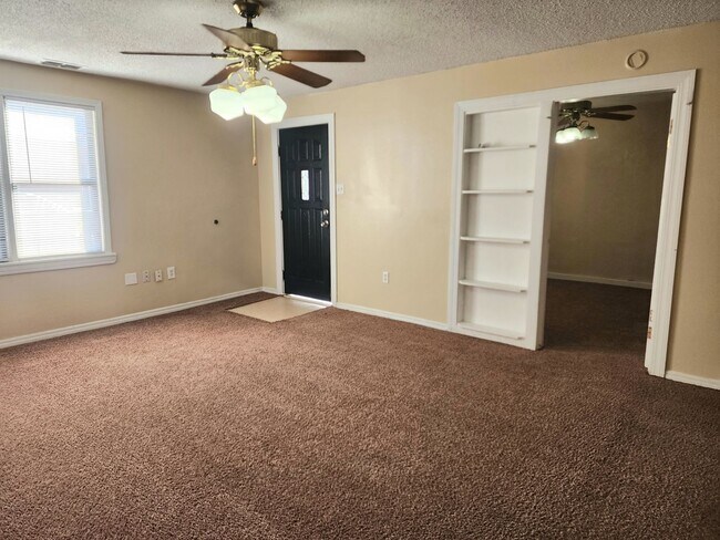 Foto del edificio - The Ideal Home for You and Your Pets: Available Now!