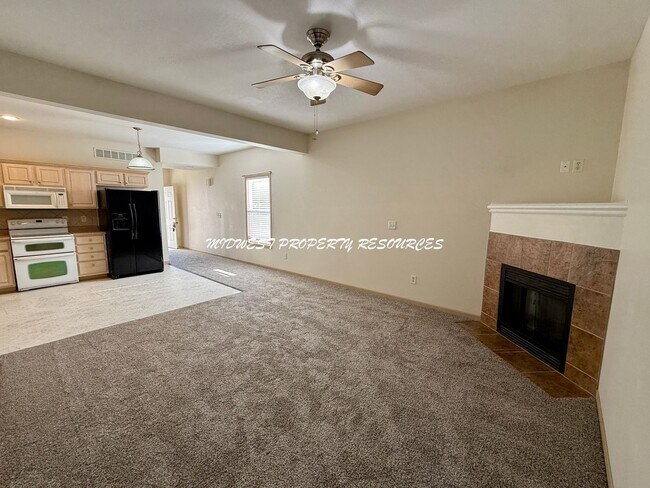 Foto del edificio - Highly Desired 3 Bd End Unit For Lease