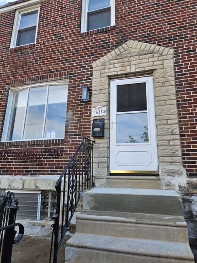 Building Photo - Gorgeous 3-Bedroom Townhome in Holmesburg! Available NOW!