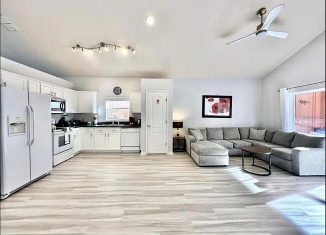 Foto del edificio - 17845 Woodcrest Way