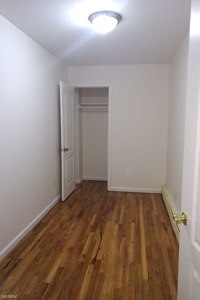 Building Photo - 3 br, 2 bath  - 366 E 201st St  room 2 Bath