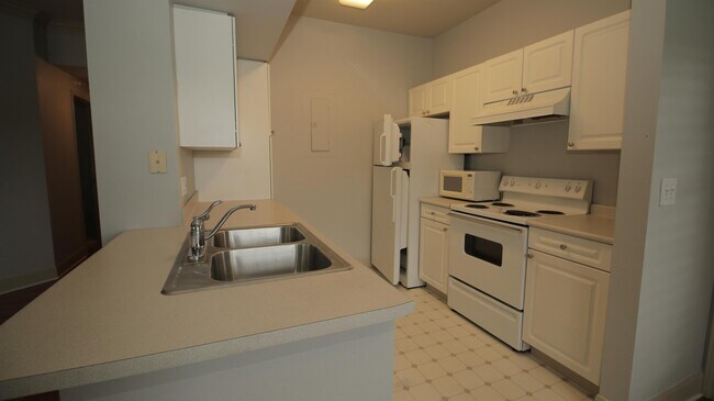 Building Photo - 11602 Tomahawk Creek Pkwy