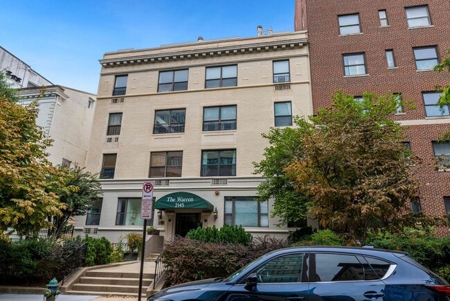 Foto del edificio - Kalorama Two Bedroom Duplex on Quiet Street! Private Patio/Decorative Fireplace & More!