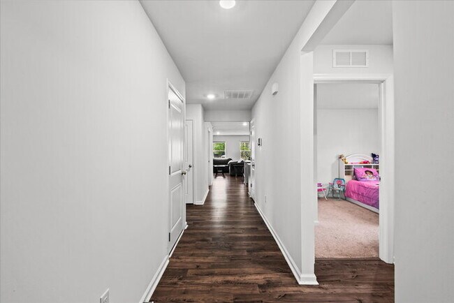 Foto del edificio - For Rent: Modern 4-Bedroom Home with Priva...
