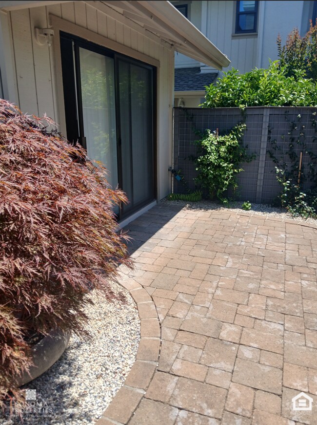 Building Photo - 3 Bedroom, 2.5 Bathroom Townhouse, Located...