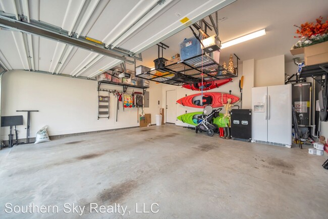 Building Photo - 4 br, 2.5 bath House - 637 Sire Ave.