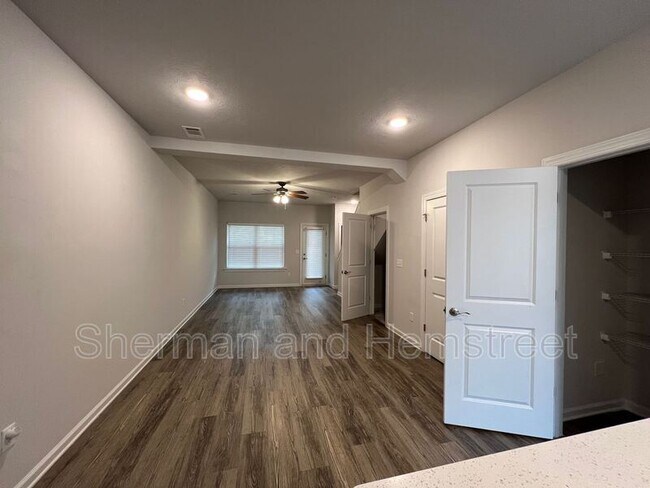 Foto del edificio - 7066 Hummingbird Dr