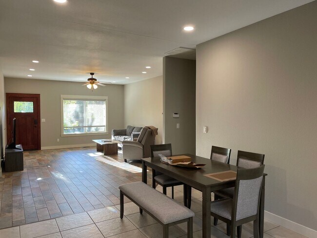Building Photo - NW Bend Home - Great Location!