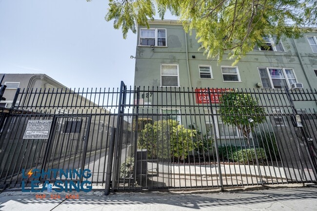 Building Photo - 1625 Normandie-25D