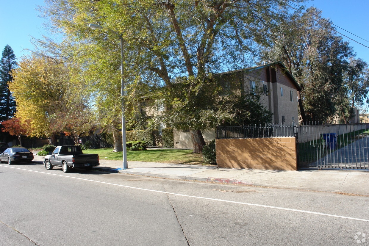 Primary Photo - 9215 Wakefield Ave